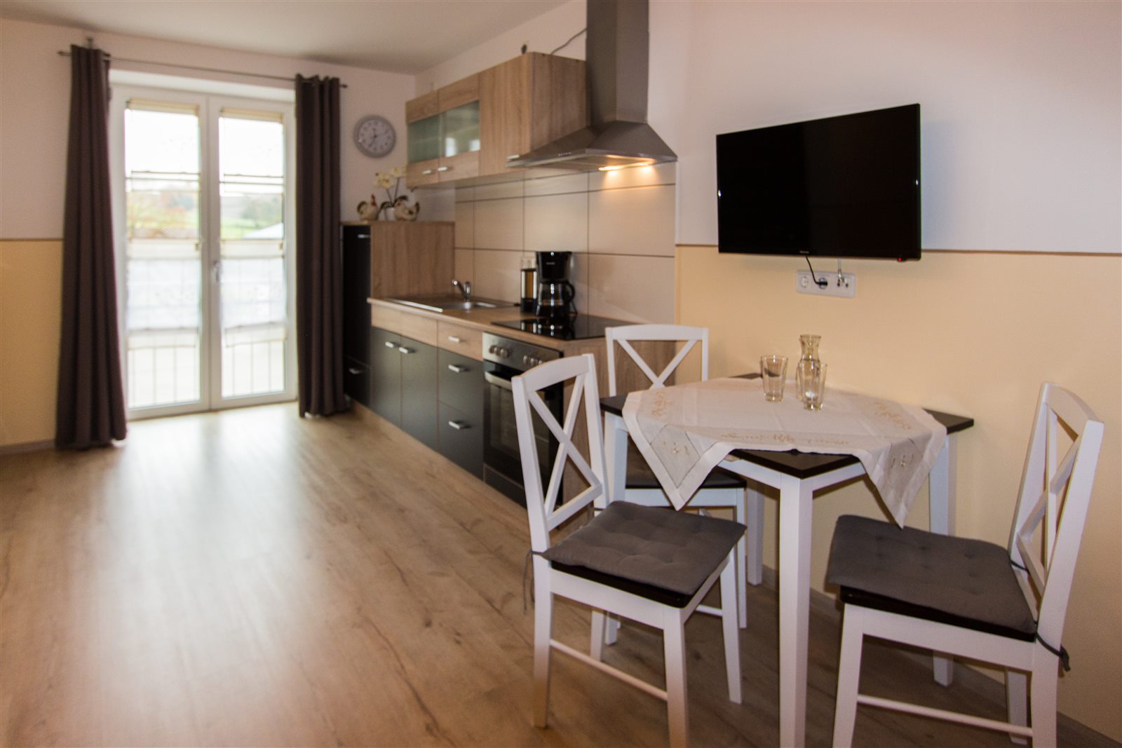 Modern ausgestattetes Studio-Appartement mit Küchenzeile und Essplatz