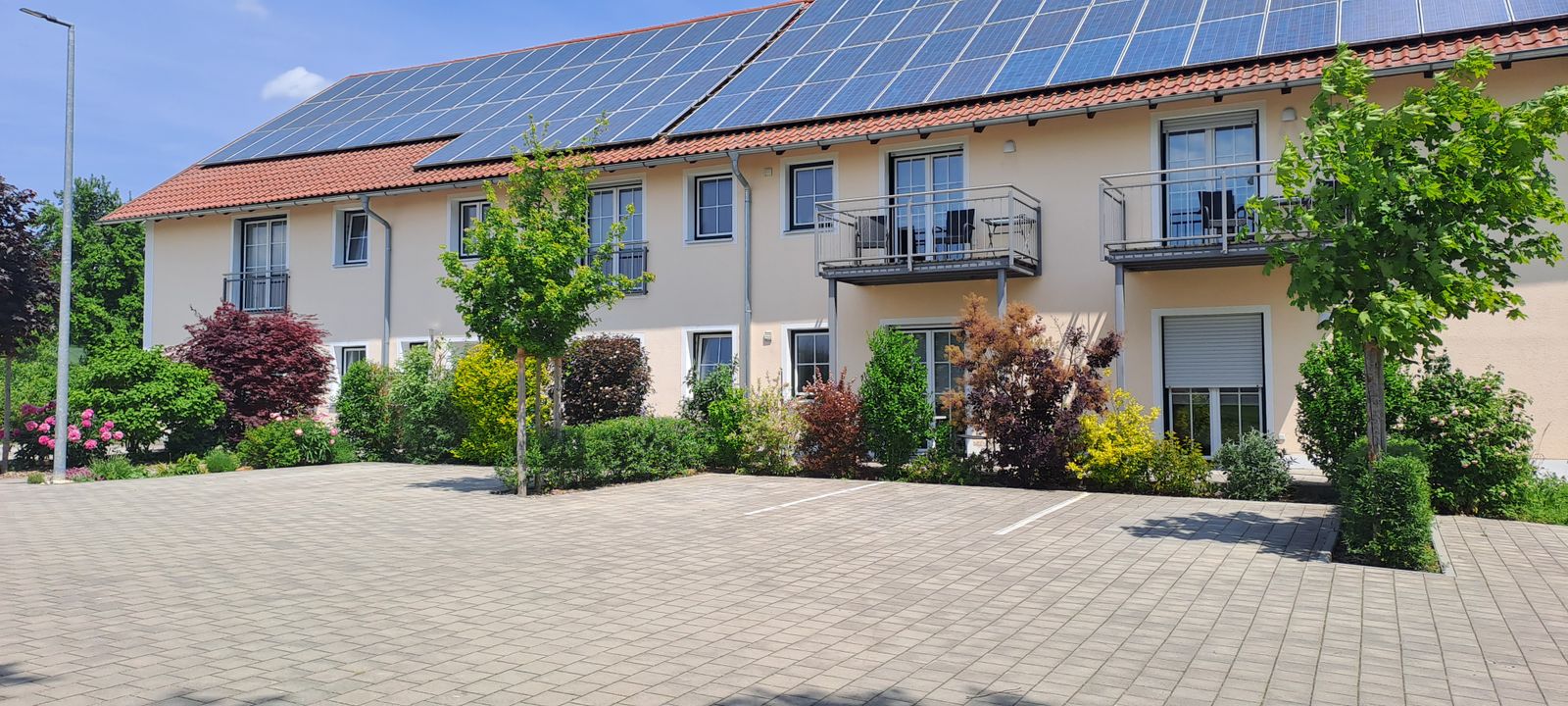 Sonnige Außenansicht des Ferienhofs Pichlmaier in Fraunberg