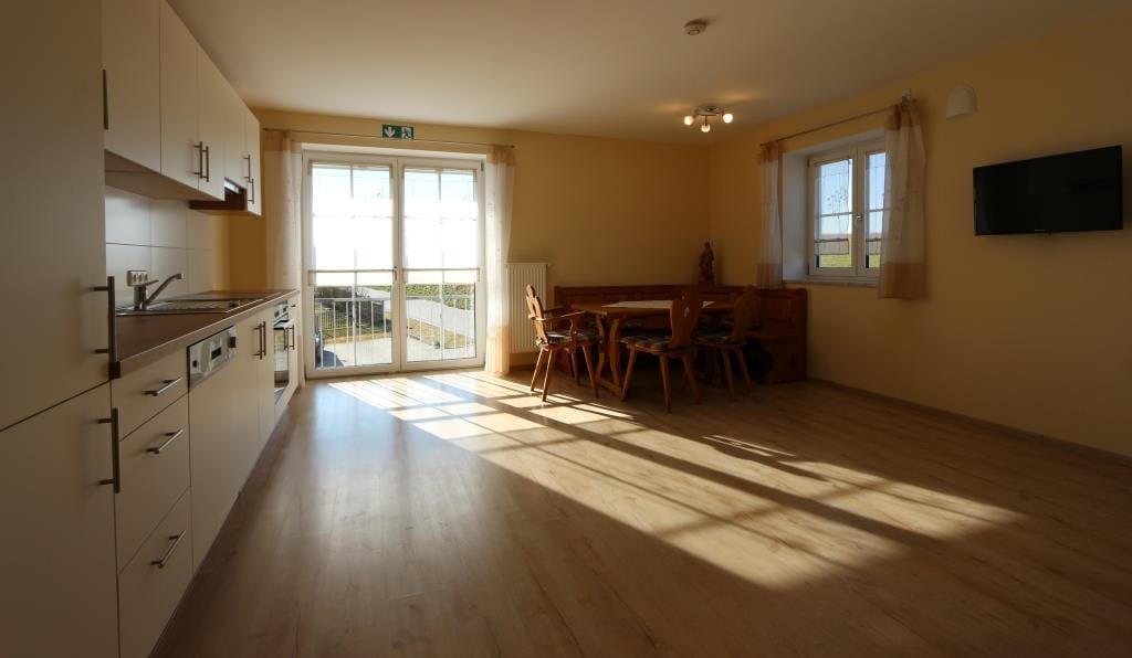 Helle Wohnküche einer Ferienwohnung im Ferienhof Pichlmaier