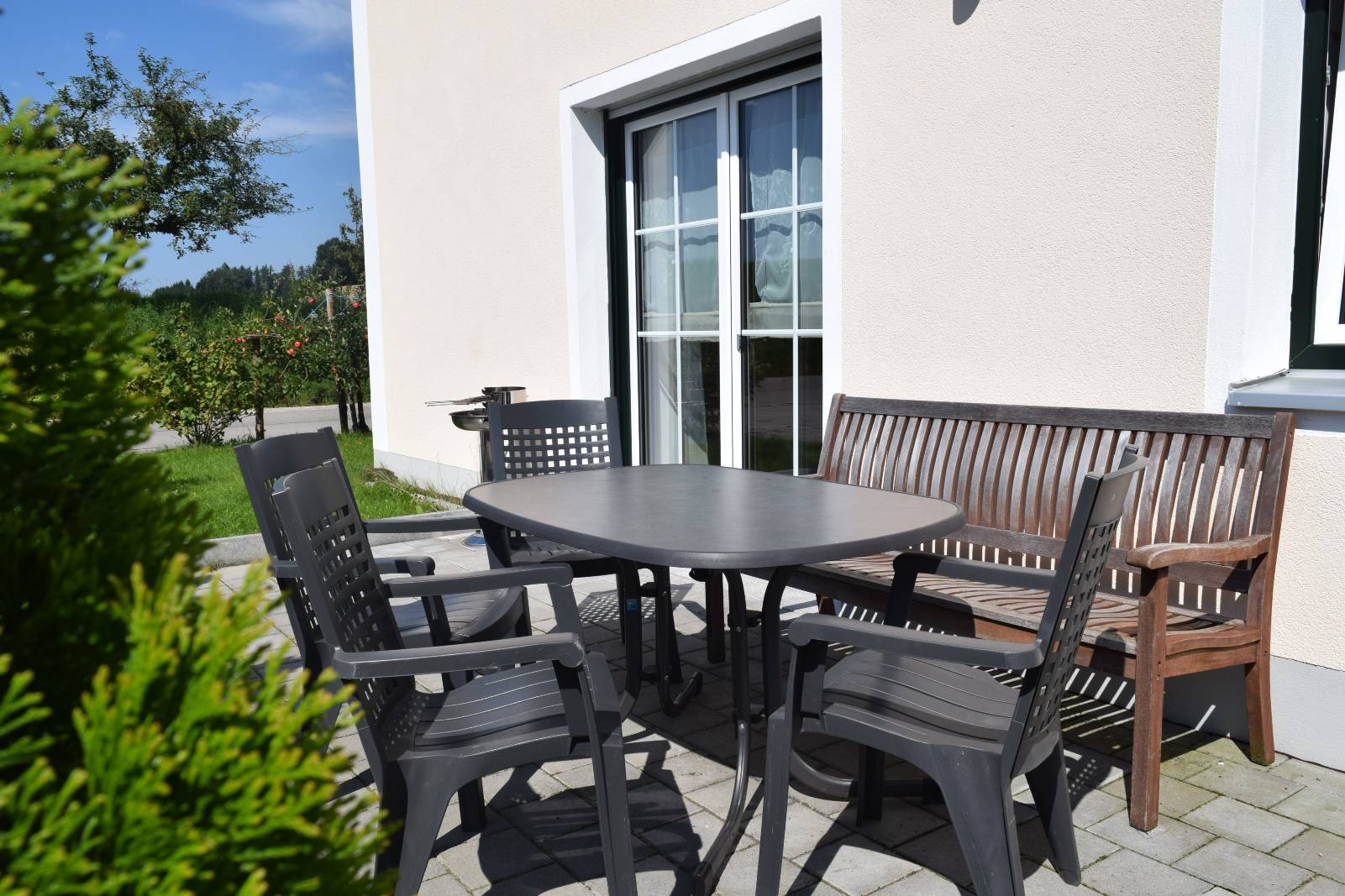 Eigene sonnige Terrasse am Ferienhof Pichlmaier